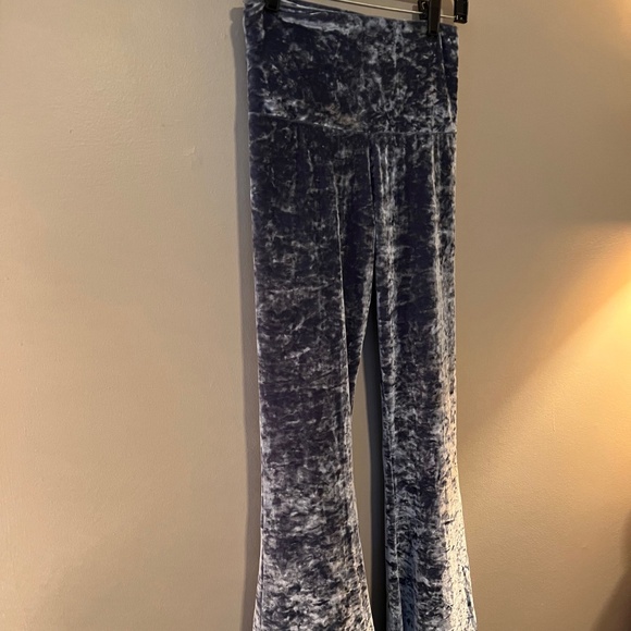 ONZIE Crushed Velvet Flare Leggings/Yoga Athleisure Pants- Size M/L (runs small) - Picture 3 of 11